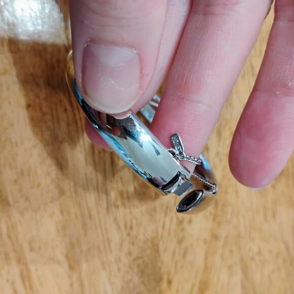 Vintage Openable Monet bangle bracelet - Picture 4 of 5